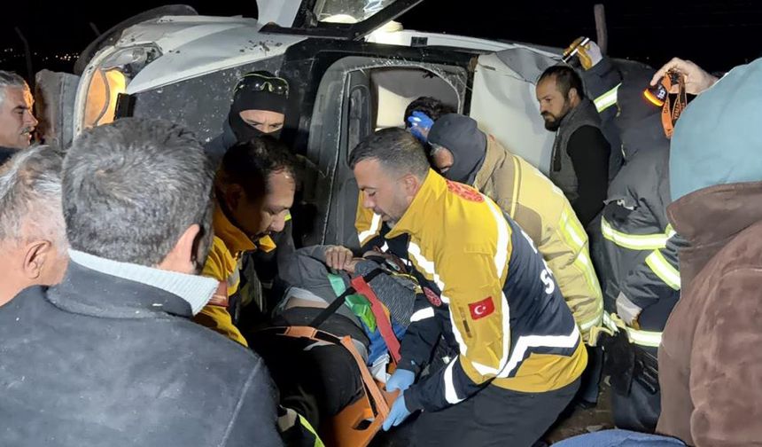 Takla atarak devrilen minibüsteki 4 kişi yaralandı!