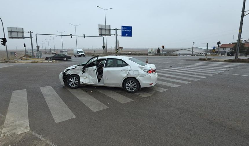 Tır ile otomobil çarpıştı: 4'ü hakem 5 yaralı