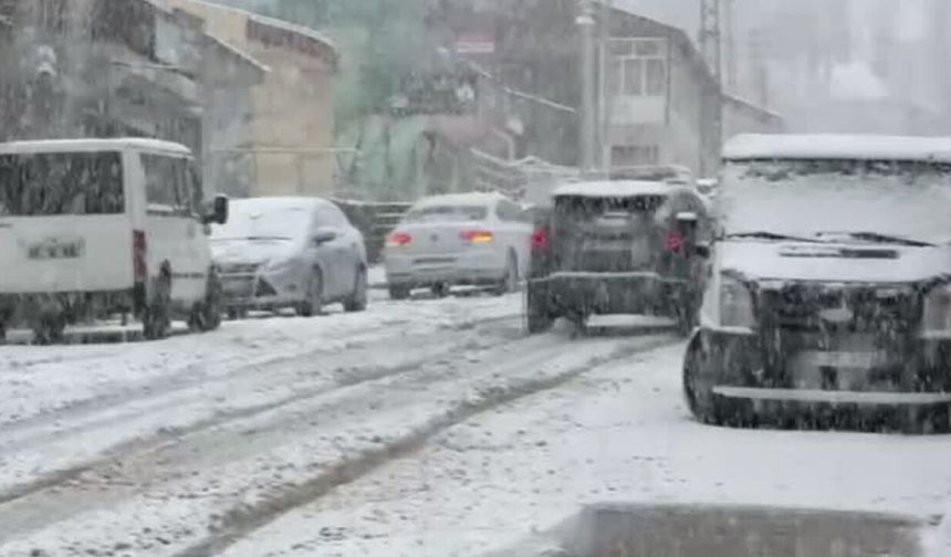 Türkiye’nin en yüksek rakımlı ilçesinde kar etkili oldu