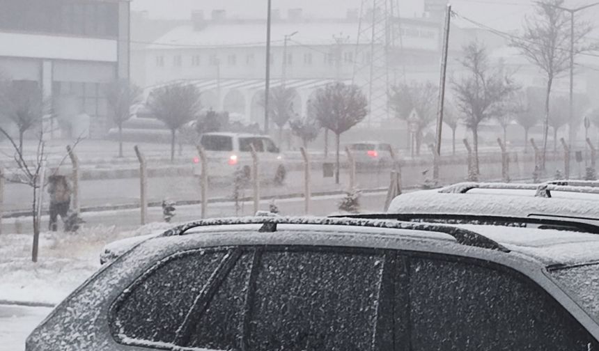 Van’da kar yağışı: Kent beyaza büründü