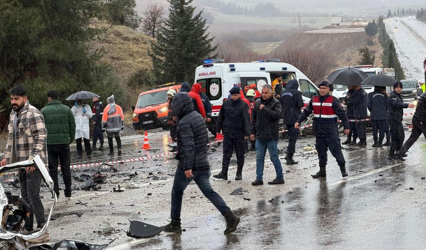 Adıyaman'da yolcu otobüsü ile otomobil çarpıştı: 3 kişi öldü