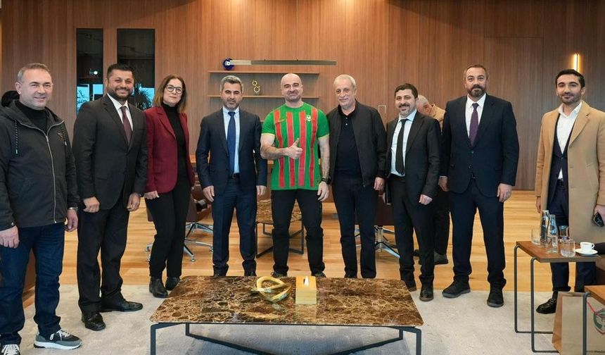 Amedspor’dan Bafıl Talabani’ye forma hediyesi