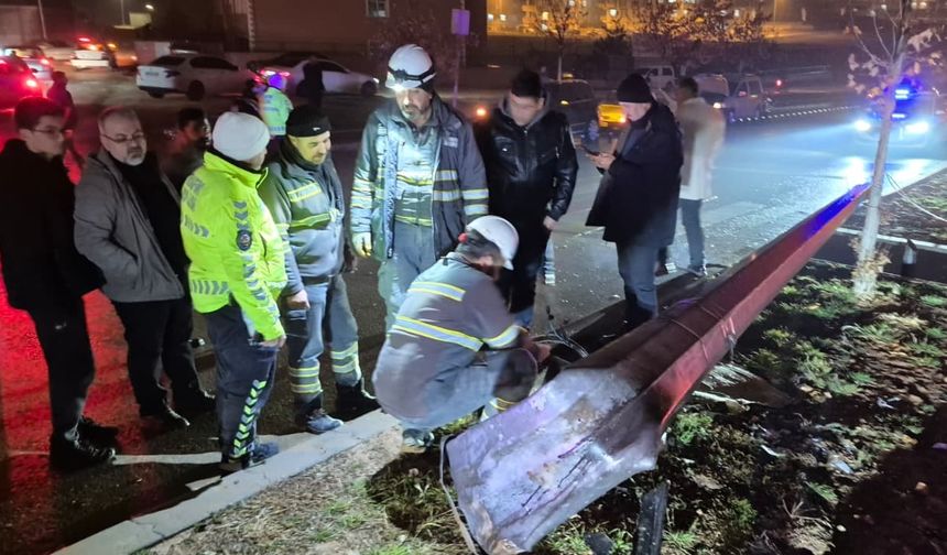 Elektrik direğine çarpan otomobilde 2 kişi yaralı