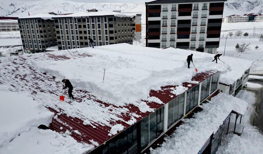 Bitlis'teki çatılarda tehlike mesaisi