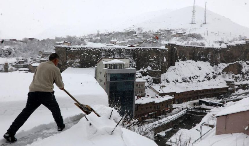 Bitlis’te çatılarda kar küreme seferberliği