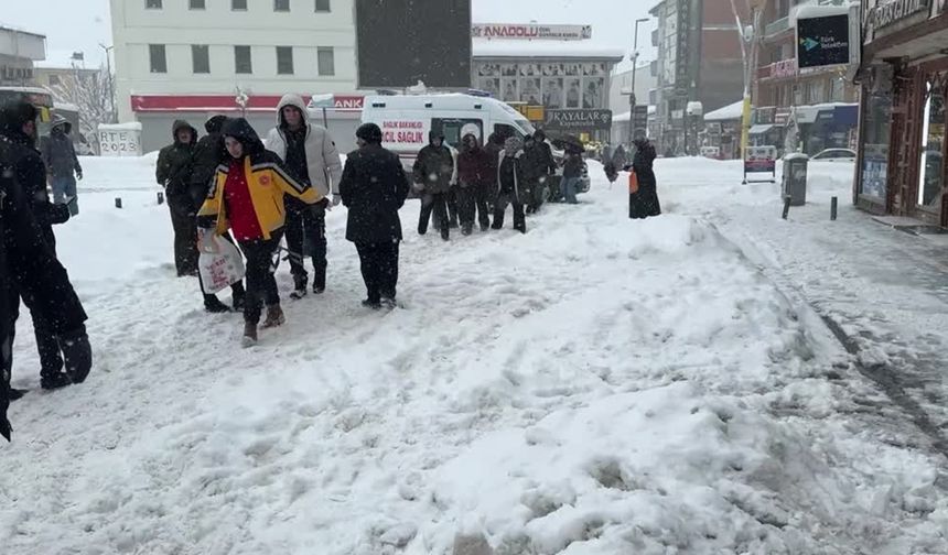 Buz sarkıtı bir kişiyi yaraladı