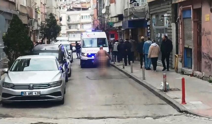 Caddede çıplak halde dolaşan şahıs gözaltına alındı