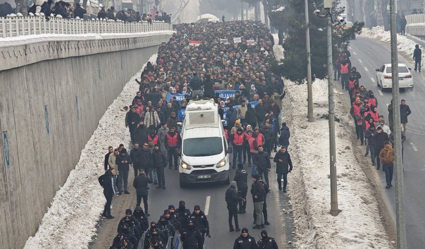 Diyarbakır’da, ‘Halep’e saldırı’ protesto yürüyüşü başladı
