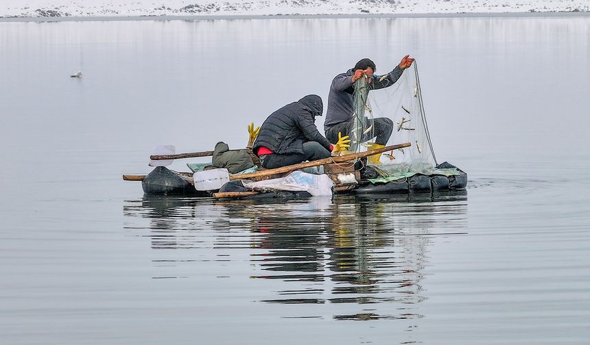 Diyarbakır'da kar ve buz üstünde ‘kelek’ ile av mesaisi