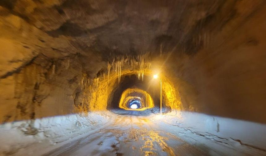 Dünyanın en zorlu yolu buz tuttu!