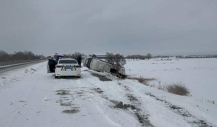 Elazığ'da minibüs şarampole devrildi: 9 yaralı