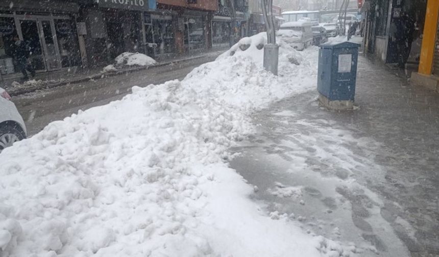 Hakkari'de yollar kapandı, okular tatil