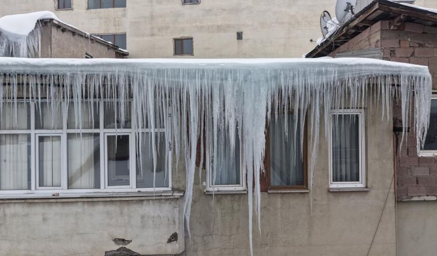Muş'ta dev buz sarkıtları tehlike saçıyor