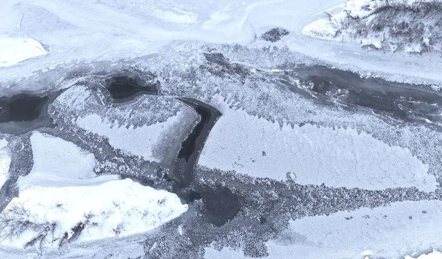 Muş'ta Karasu Nehri buz tuttu