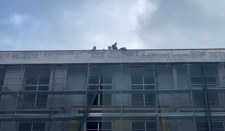 Maaşlarını alamayan işçiler okulun çatısına çıktı