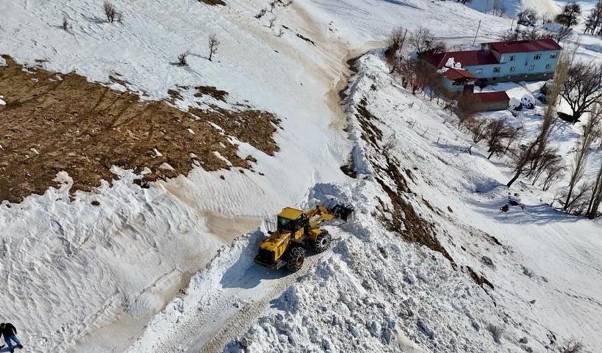 Siirt'te çığ düşen yol temizlendi