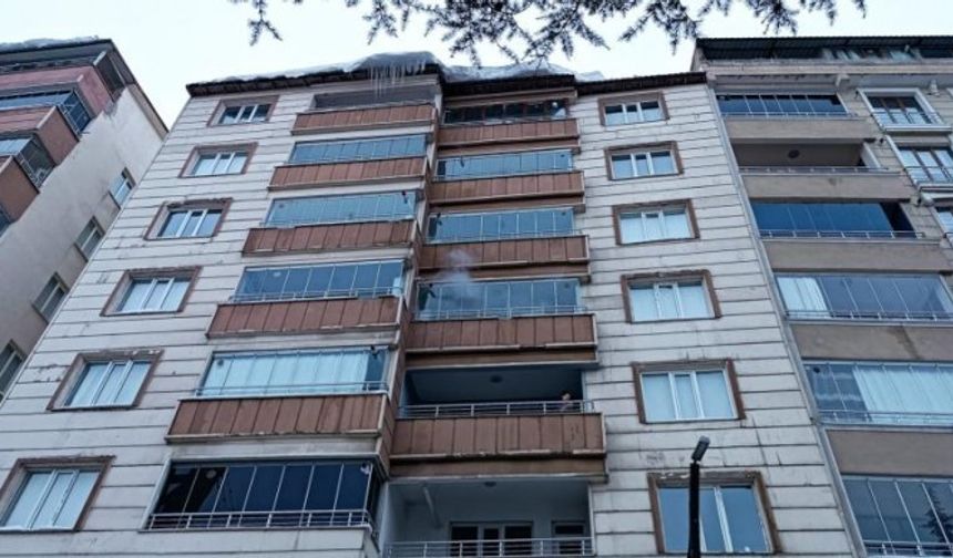 Kafasına buz düşen kadın yaşamını yitirdi