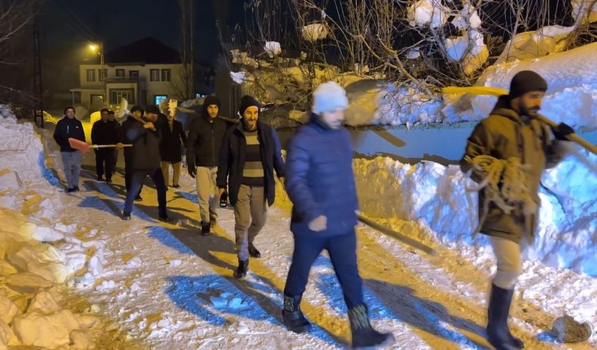 Cemaat namazdayken çatı çöktü