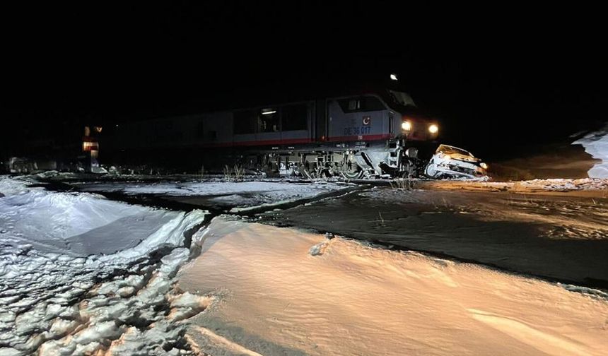 Yük treni otomobile çarptı; Faciaya kıl payı!