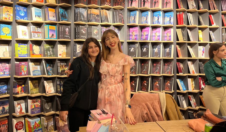 Adora Yağmur Diyarbakır’da genç hayranlarıyla buluştu