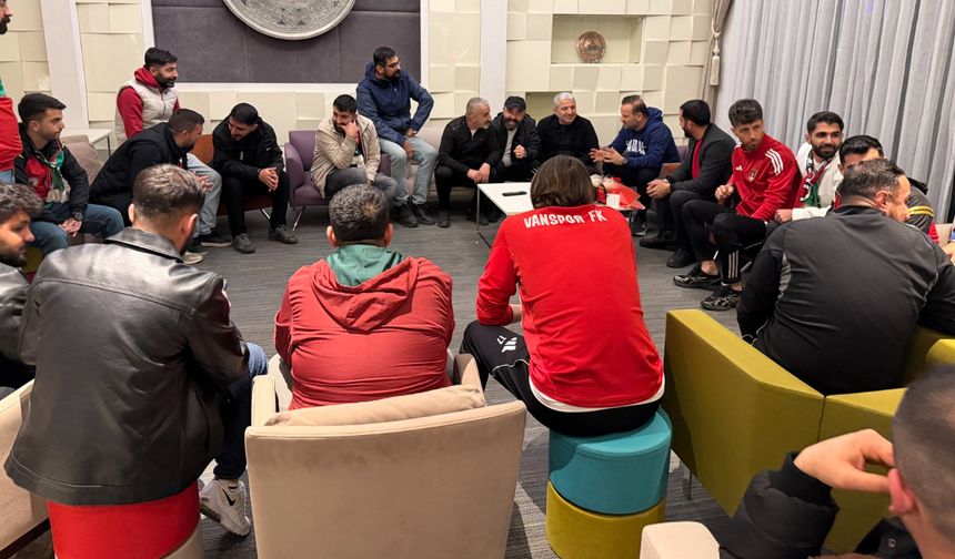 Amedspor taraftarları, Vanspor’u çiçeklerle karşıladı