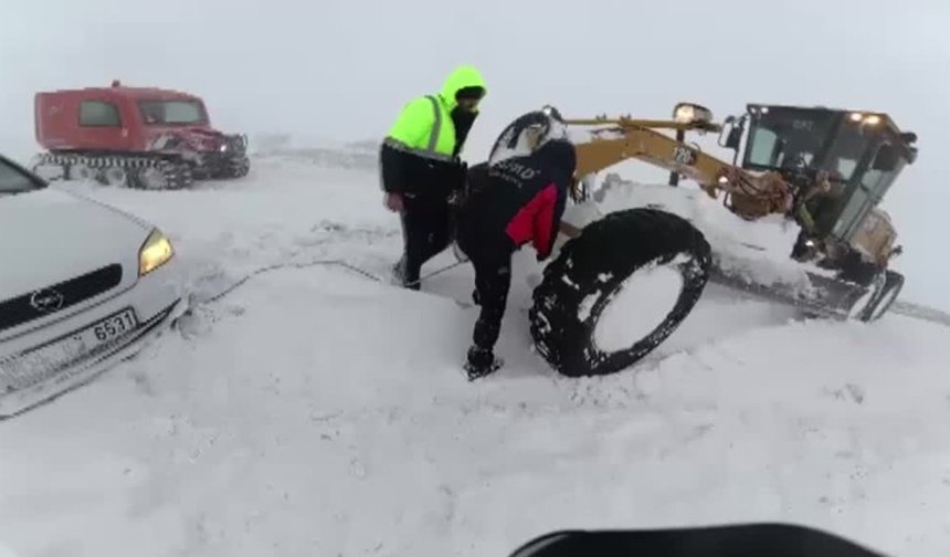 Tipide mahsur kalan 7 araç kurtarıldı