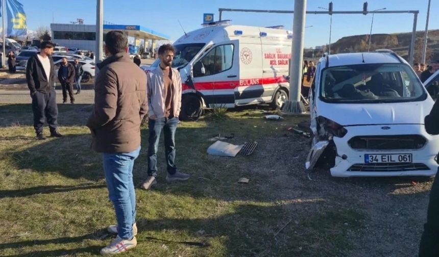 Bingöl'de ambulans ile otomobil arpıştı: 5 yaralı
