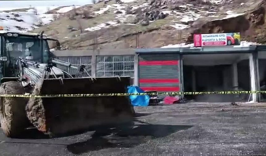 Bitlis'te toprak kayması: 2 iş yeri kullanılamaz halde