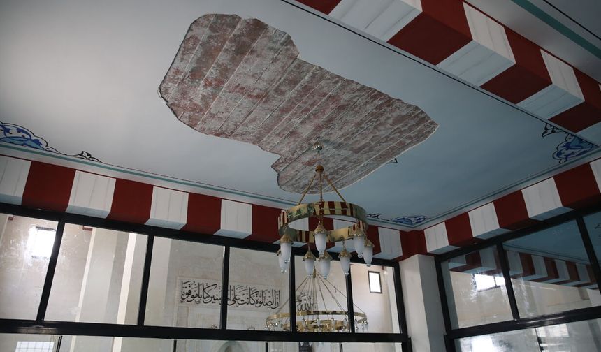 Caminin tavan alçısı cemaatin üstüne düştü