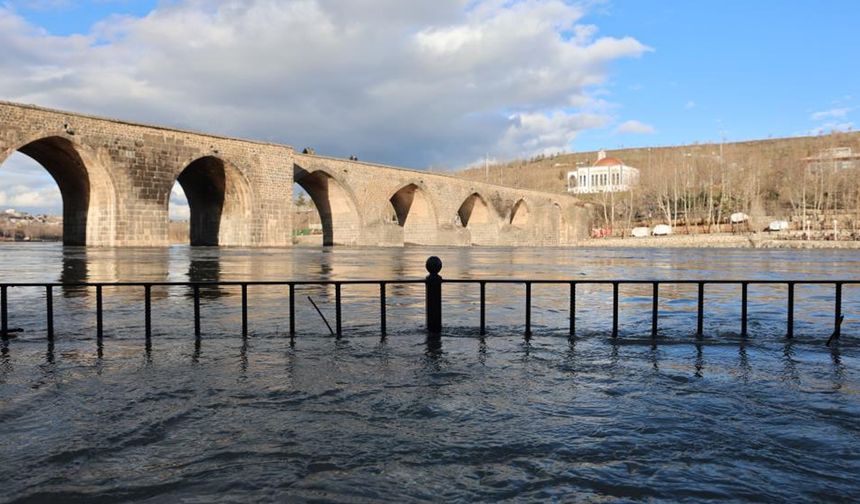 Dicle Nehrinde su seviyesi dronla görüntülendi