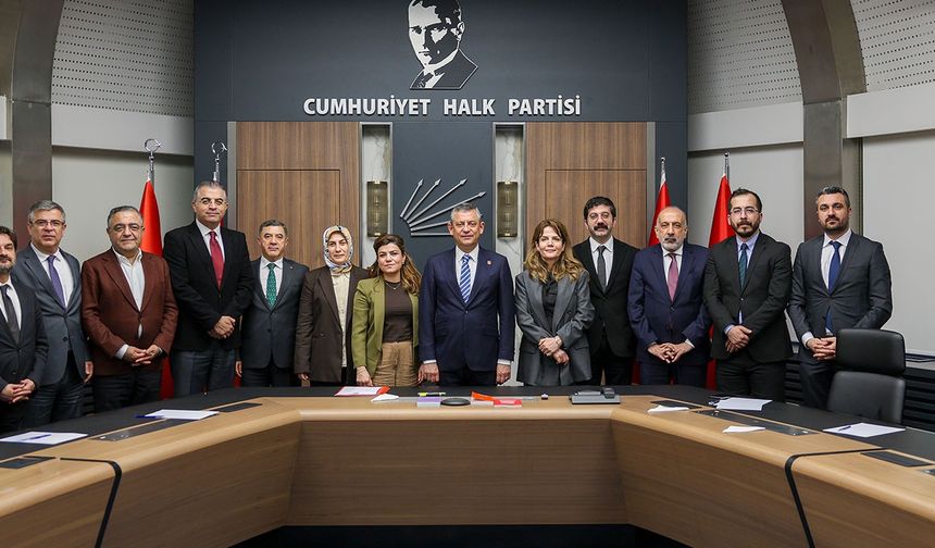 Diyarbakır heyeti, CHP Genel Başkanı Özgür Özel’i ziyaret etti