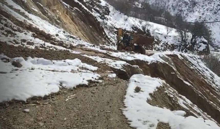 Diyarbakır’da heyelanda kapanan yol ulaşıma açıldı