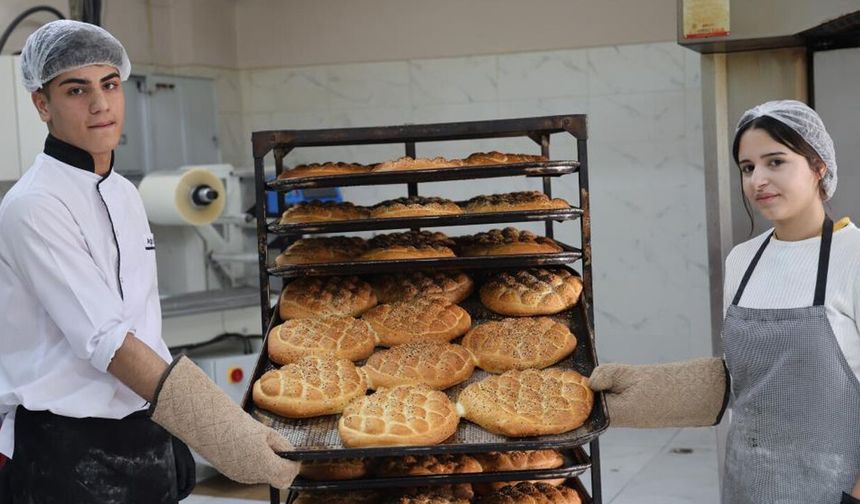 Diyarbakır'da okuldan ihtiyaç sahiplerine pide