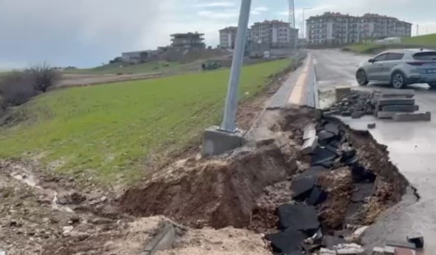 Diyarbakır’da yol ve kaldırım çöktü