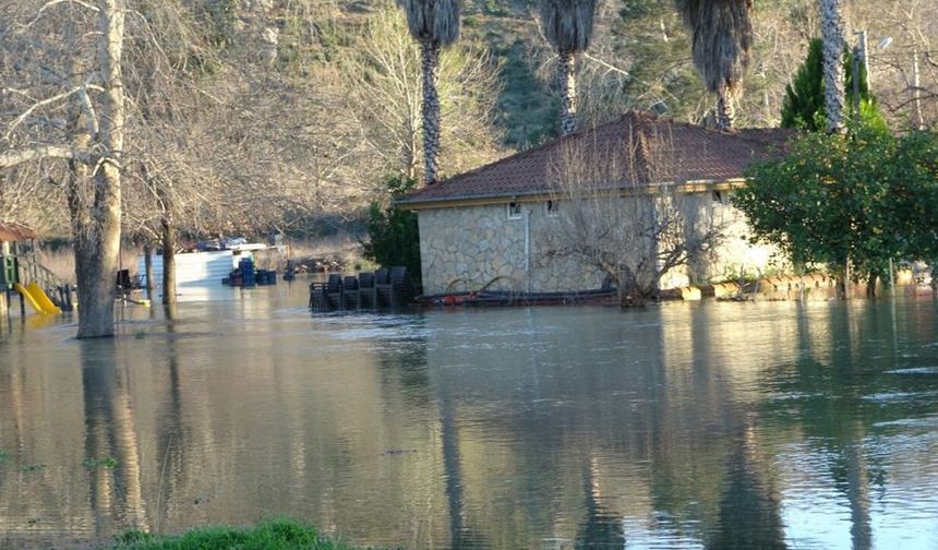 Irmak taştı, işletmeler su altında kaldı