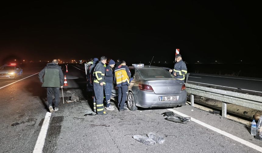 Mardin'de otomobil bariyere çarptı: 3 yaralı