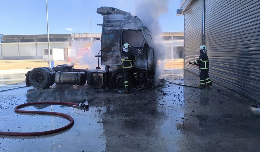 Mardin'de park halindeki tırın çekicisi yandı