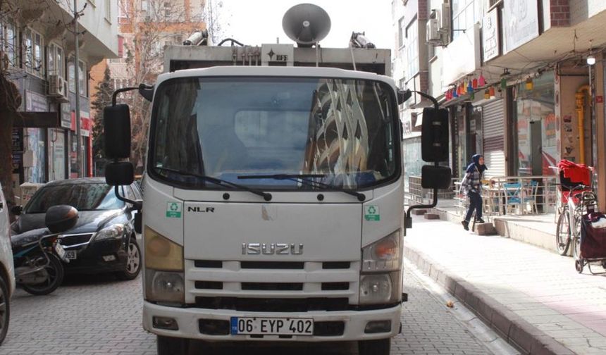 Siirt'te müziği duyan çöpünü çıkartıyor