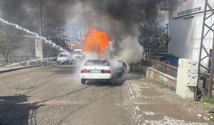 Siirt'te seyir halindeki otomobil alev aldı