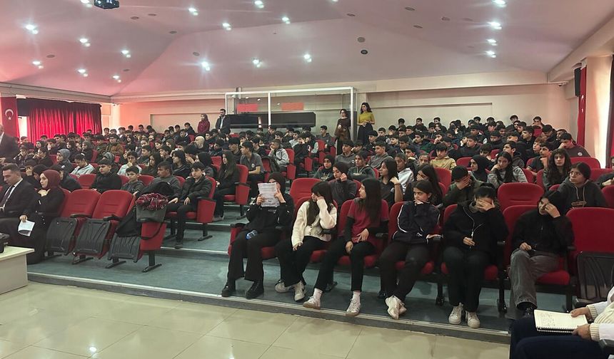 Şırnak'ta öğrenciler siber suçlara karşı bilgilendirildi
