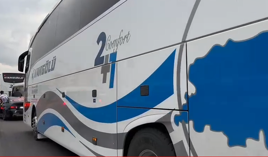 Vanspor taraftarı, Diyarbakır'da akşam trafiğine takıldı