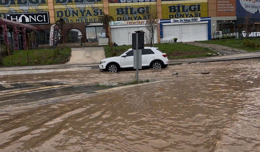 Diyarbakır’da sağanak alarmı: 75 Metrelik Yol göl oldu