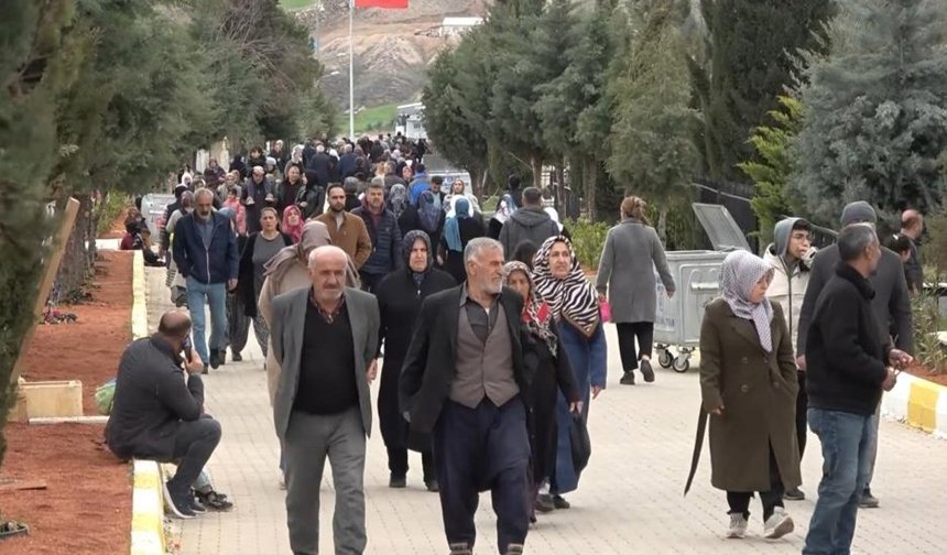 Adıyaman'da deprem şehitliğine bayram ziyareti