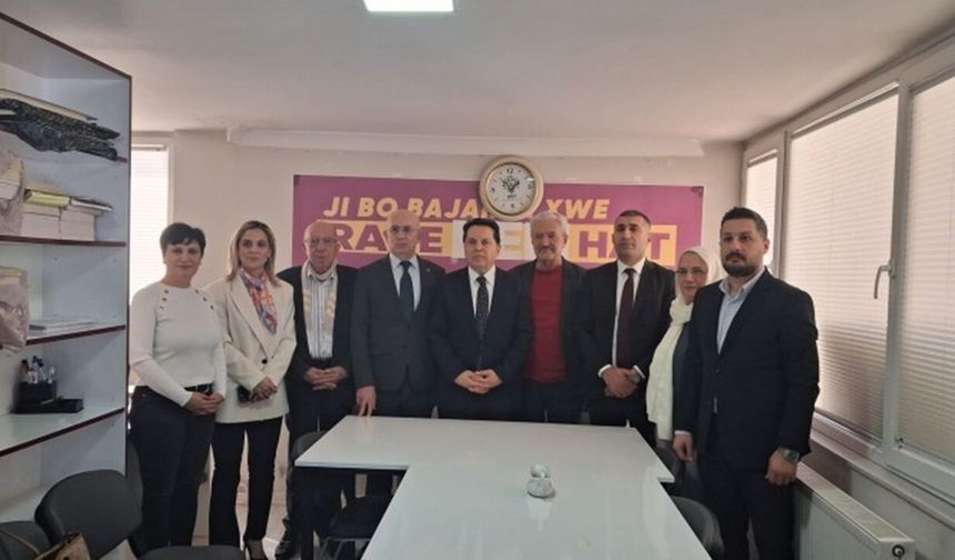 Ahmet Özer'den DEM Parti İl Örgütü'ne ziyaret