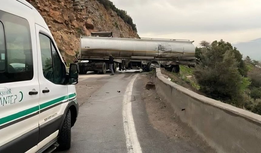 İki tır kafa kafaya çarpıştı: 1 ölü