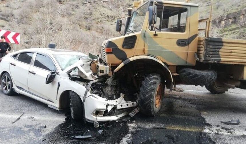 Askeri araçla otomobil çarpıştı