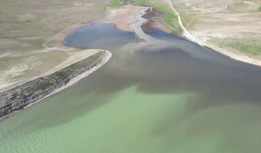Atatürk Barajı gölü siyaha büründü