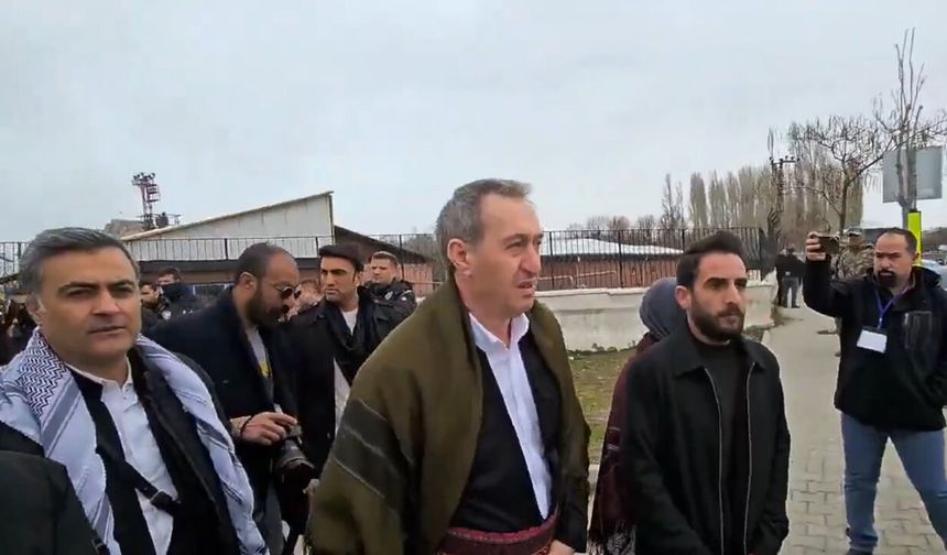 Van Newroz’unda "üst araması" krizi