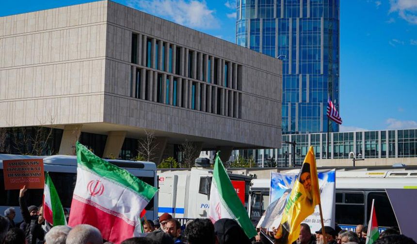 İran’ın Ankara Büyükelçiliği’nde bayraklar yarıya indi