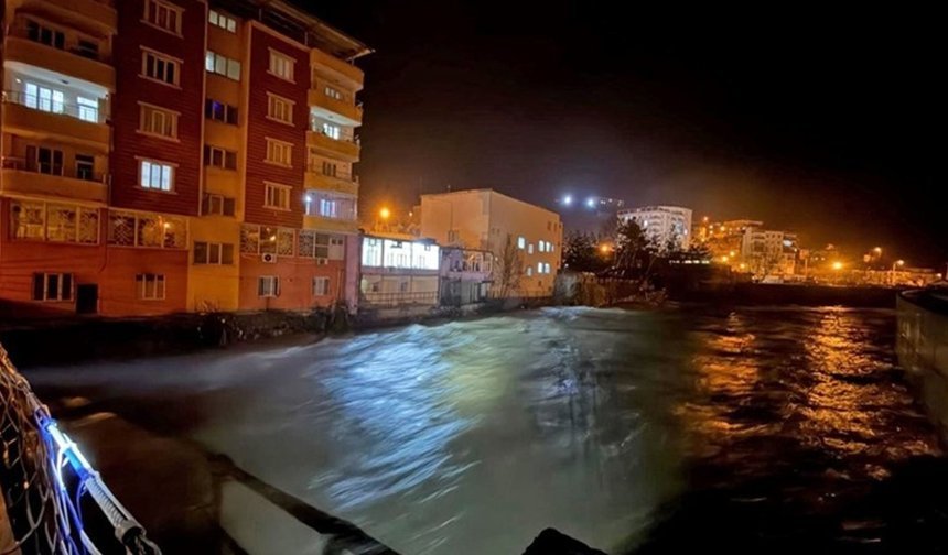 Bitlis Çayı yükseldi sel alarmı verildi